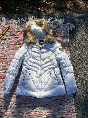 bebe White Quilted Faux-Fur Hood Puffer Jacket new